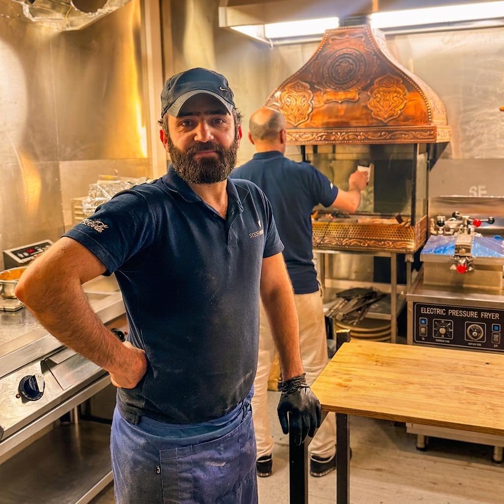 Kokken ved steinovn på Levende Grill & Cafè